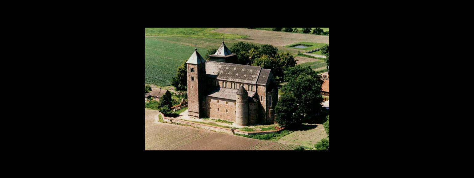 Fotografia: Bryła świątyni romańskiej na przykładzie kolegiaty Najświętszej Marii Panny i św. Aleksego w Tumie pod Łęczycą