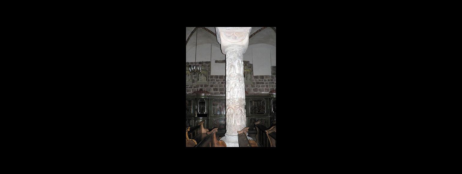 Fotografia: Kolumna z klasztoru norbertanek w Strzelnie (kapitel kostkowy)