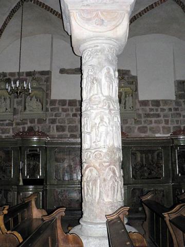 Fotografia: Kolumna z klasztoru norbertanek w Strzelnie (kapitel kostkowy)